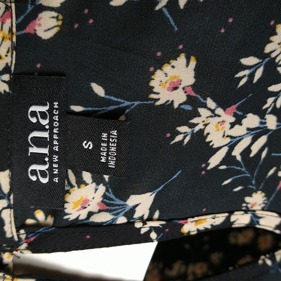 A.N.A. A New Approach Black Floral Blouse S NWT - Picture 10 of 10
